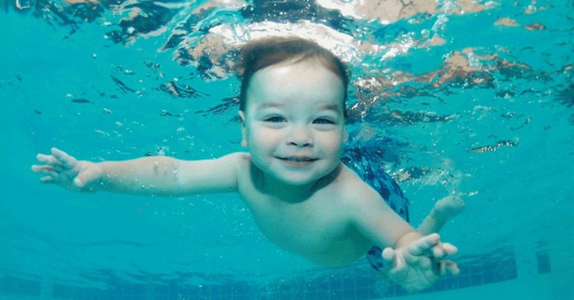 apprendre la natation a un bebe